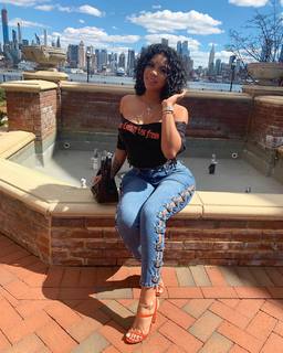 Taylor Hing feet photo thumbnail