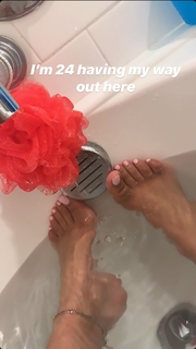 Taylor Hing feet photo thumbnail