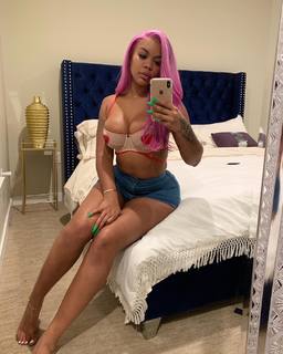 Taylor Hing feet photo thumbnail