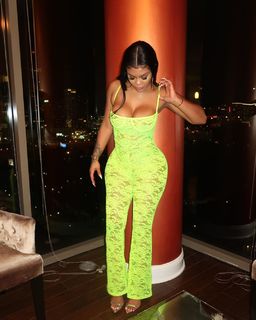 Taylor Hing feet photo thumbnail