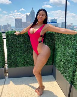 Taylor Hing feet photo thumbnail