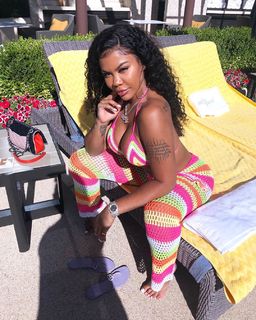 Taylor Hing feet photo thumbnail