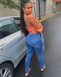 Taylor Hing feet photo thumbnail