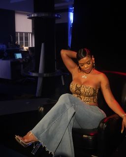 Taylor Hing feet photo thumbnail