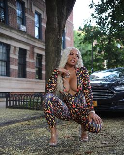 Taylor Hing feet photo thumbnail