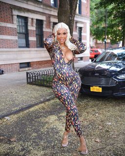 Taylor Hing feet photo thumbnail