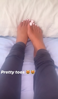 Taylor Hing feet photo thumbnail