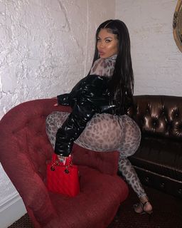 Taylor Hing feet photo thumbnail