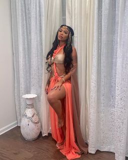 Taylor Hing feet photo thumbnail