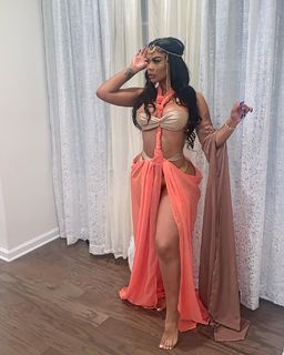 Taylor Hing feet photo thumbnail