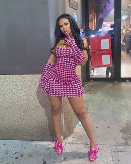 Taylor Hing feet photo thumbnail