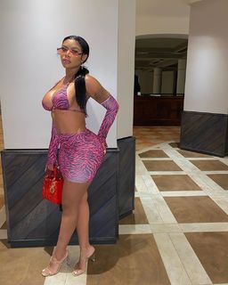 Taylor Hing feet photo thumbnail