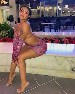 Taylor Hing feet photo thumbnail