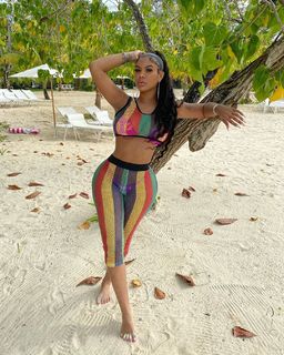 Taylor Hing feet photo thumbnail