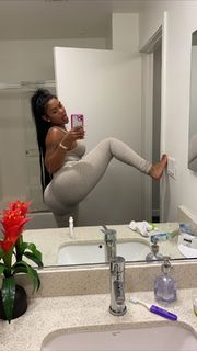 Taylor Hing feet photo thumbnail