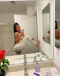 Taylor Hing feet photo thumbnail