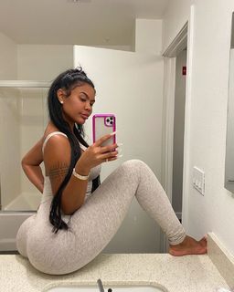 Taylor Hing feet photo thumbnail