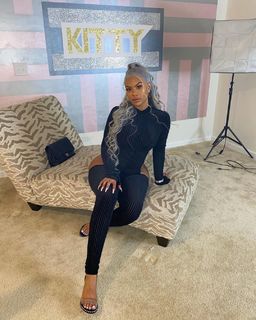 Taylor Hing feet photo thumbnail