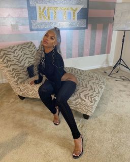 Taylor Hing feet photo thumbnail