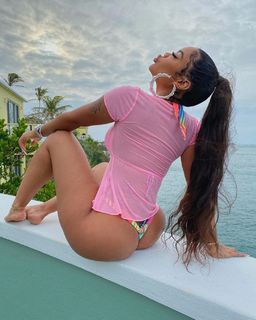 Taylor Hing feet photo thumbnail