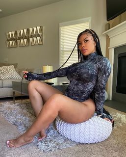 Taylor Hing feet photo thumbnail