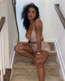 Taylor Hing feet photo thumbnail