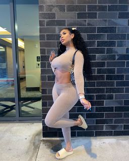 Taylor Hing feet photo thumbnail