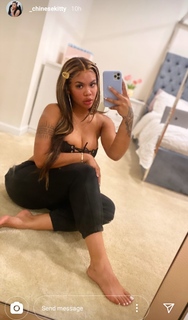 Taylor Hing feet photo thumbnail