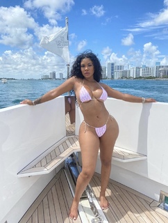 Taylor Hing feet photo thumbnail