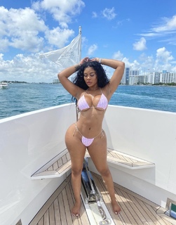 Taylor Hing feet photo thumbnail