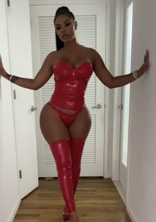 Taylor Hing feet photo thumbnail