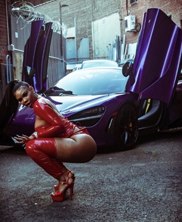 Taylor Hing feet photo thumbnail