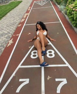 Taylor Hing feet photo thumbnail