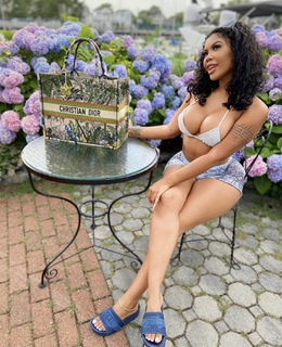 Taylor Hing feet photo thumbnail