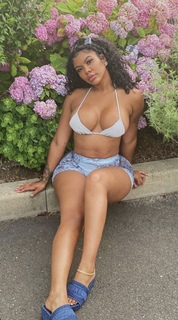 Taylor Hing feet photo thumbnail