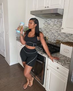 Taylor Hing feet photo thumbnail