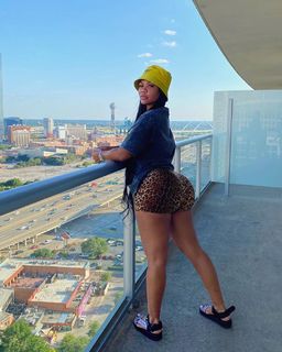 Taylor Hing feet photo thumbnail