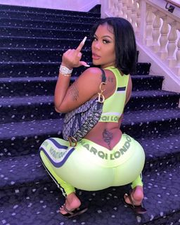 Taylor Hing feet photo thumbnail