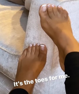 Taylor Hing feet photo thumbnail