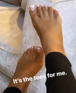 Taylor Hing feet photo thumbnail