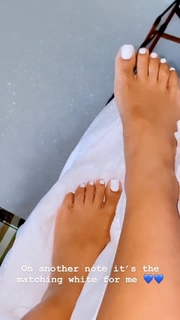 Taylor Hing feet photo thumbnail