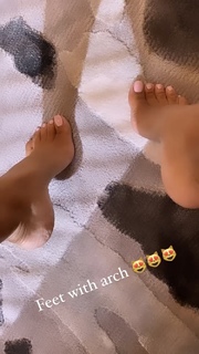 Taylor Hing feet photo thumbnail