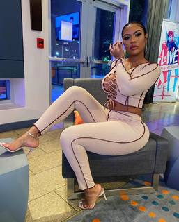 Taylor Hing feet photo thumbnail