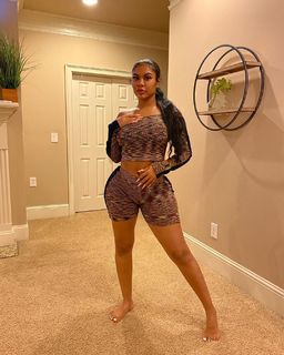 Taylor Hing feet photo thumbnail