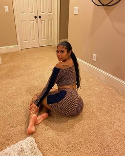 Taylor Hing feet photo thumbnail