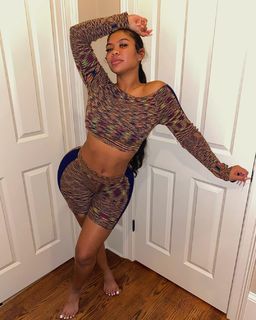 Taylor Hing feet photo thumbnail