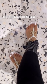 Taylor Hing feet photo thumbnail