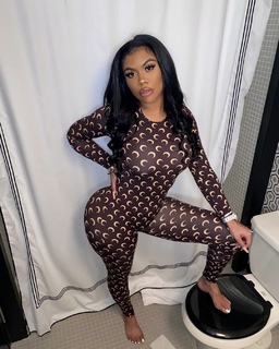 Taylor Hing feet photo thumbnail