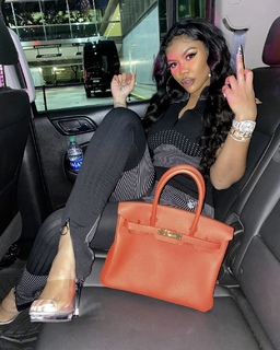 Taylor Hing feet photo thumbnail