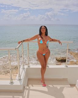 Taylor Hing feet photo thumbnail